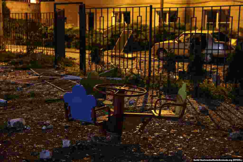 Абломкі на дзіцячай пляцоўцы пасьля выбуху