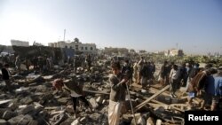 تجمع مردم در محل حملات هوایی در صنعا