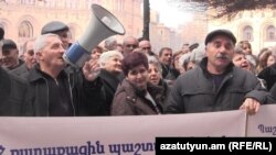 Акция протеста работников «Наирита» у здания правительства (архив)