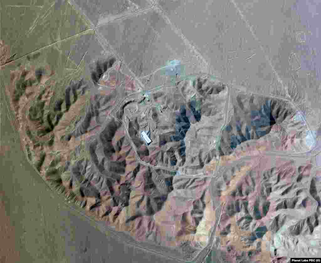 تأسیسات غنی‌سازی سوخت در فردو در ۲۹ خرداد، پیش از حملهٔ آمریکا، و در اول تیرماه، پس از حمله، مشاهده می‌شود.