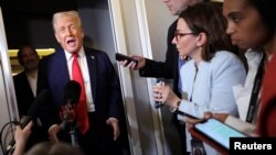Прэзыдэнт ЗША Дональд Трамп размаўляе з журналістамі падчас палёту ў Вашынгтон 30 сакавіка