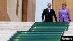 پوتین روز دوشنبه با خانم مرکل تلفنی گفت‌وگو کرد.