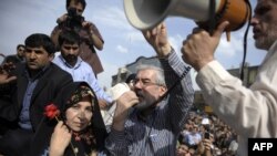 مير حسين موسوى روز یکشنبه اعلام كرد: در نامه‌اى به شوراى نگهبان به عنوان ناظر انتخابات ضمن برشمردن ده مورد تخلف در جريان برگزارى انتخابات رياست جمهورى خواستار ابطال آن شده است.