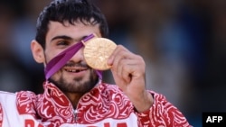 Великобритания - Арсен Галстян с золотой медалью олимпийского чемпиона, Лондон, 28 июля 2012 г.