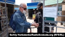 На входе в Центральный рынок Славянска