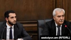 Рубен Рубинян (слева) и Андраник Кочарян в ходе парламентских брифингов, Ереван, 13 мая 2019 г.