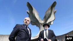 Predsjednik Židovske općine Zagreb Ognjen Kraus i rabin Židovske zajednice u Hrvatskoj Luciano Moše Prelević ispred spomenika u Jasenovcu