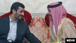 به گزارش خبرگزاری فرانسه، آقای احمدی نژاد به محض ورود به بحرين به ديدار حمد بن عيسی آل خليفه، پادشاه بحرين رفت.