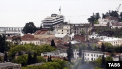 B текущем месяце газетные страсти вокруг школьного учебника «История Абхазии» разгорелись уже между абхазскими учеными