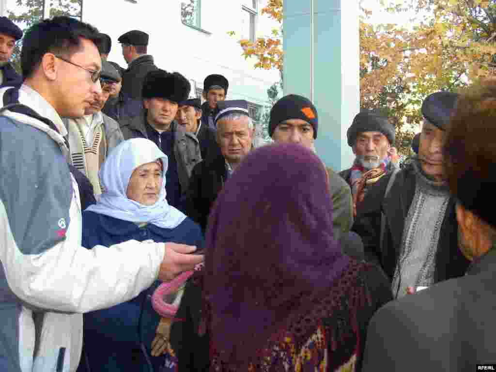 Соттолуп жаткандар тыюу салынган диний партияга кирген жана мамлекетке чоң өлчөмдө зыян келтирген деп айыпталып жатышат. - Родственники обвиняемых перед зданием Ошского областного суда. Ошский областной суд приступил к слушаниям уголовного дела о массовых беспорядков в Ноокате 1 октября этого года. На скамье подсудимых – 30 активных участников событий перед зданием Ноокатской райадминистрации. Они обвиняются в причинении  ущерба госимуществу, принадлежности к радикальной исламской партии «Хизб-ут-Тахрир». 