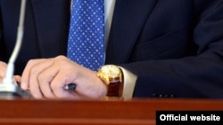 Эти часы подарил президент журналисту. 