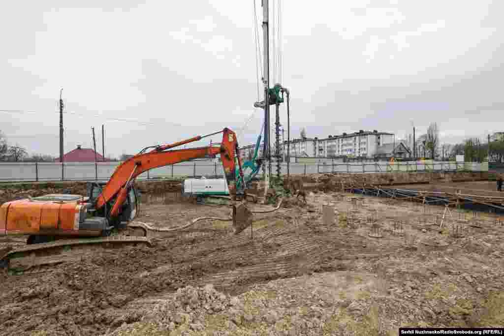 Рятувальники продовжують розбирати завали знищених будинків, квітень 2022 року / Праворуч – фото від квітня 2025 року. На місці знищеного будинку будівельники готують фундамент майбутнього будинку, активна фаза відновлення Бородянки розпочалася з другої половини 2024 року