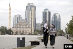 Женщины на проспекте Путина Грозного. Иллюстративное фото