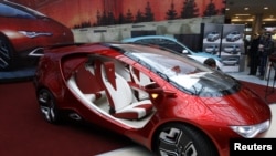 Rusiya, Sankt Peterburqda nümayiş olunan hibrid avtomobil, 30 sentyabr  2011