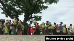 گروهی از جمعیت روهینگیا که به بنگلادش می‌گریزند