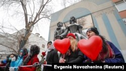 معترضان زن حامی الکسی ناوالنی روز یکشنبه همزمان با جشن ولنتاین در شهرهای مختلف روسیه تجمع کردند