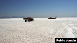 نمایی از بخش‌های خشکیده دریاچه ارومیه و نمک باقی‌مانده بر بستر این دریاچه