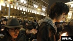 Вчера в Москве у музея Маяковского на Лубянке прошел флэшмоб – спонтанная, организованная через Интернет акция памяти жертв терактов в московском метро