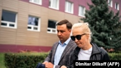 ФБК фондунун директору Иван Жданов менен Навальныйдын жубайы Юлия Навальная Омск шаарындагы оорукананын аймагында.