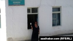 Gäwers, demirýol stansiýasynyň işgäri otlyny garşylaýar.