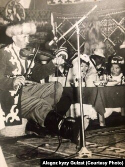 Кадыр ата мектепте скрипка чертип жаткан учуру.