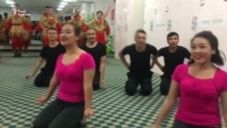 Танці, пісні, уроки кулінарії: влада Китаю показала журналістам табори перевиховання – відео