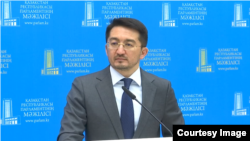 Цифрлық даму министрі Жаслан Мәдиев 2 сәуір күні мәжіліс кулуарында өткен брифинг кезінде. 2 сәуір, 2025 жыл (TDK42 телеарнасы видеосынан скриншот)