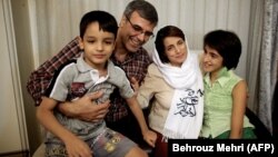 Насрин Сотоуде үй-бүлөсү менен, 18-сентябрь, 2013-жыл