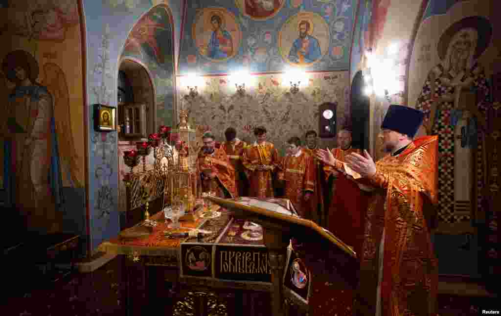 Священник проводит службу по случаю Пасхи в церкви Покрова Пресвятой Богородицы в Москве, Россия, 20 апреля 2025 года. REUTERS/Maxim Shemetov