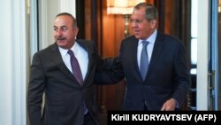 Министры иностранных дел России и Турции - Сергей Лавров (справа) и Мевлют Чавушоглу 