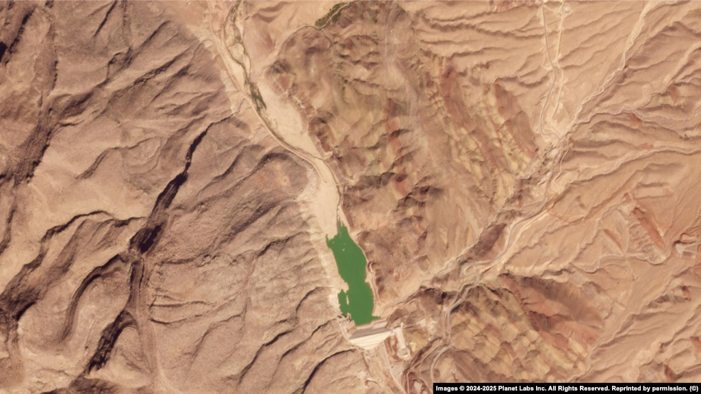 سد رودبال: در جنوب استان فارس واقع شده و تأمین‌کنندهٔ آب آبیاری و نیازهای محلی در منطقه‌ای است که به‌طور مکرر با خشکسالی روبه‌رو می‌شود.