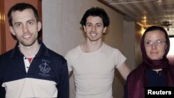 سارا شورد (راست)، شین باوئر (چپ) و جاشوآ فتال (وسط)