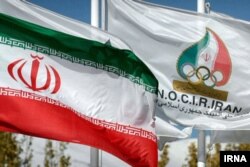 پرچم کمیته ملی المپیک در کنار پرچم ایران