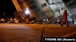 Рятувальники біля зруйнованого будинку на Тайвані, 7 лютого 2018 року 