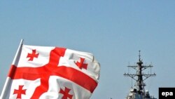 Американың McFaul хәрби көймәсе Грузиягә һуманитар ярдәм китерә