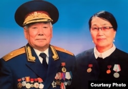 Бейше Молдогазиев жубайы Жамал Акунова менен. Бишкек, Кыргызстан.