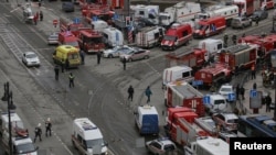 Машины экстренных служб реагирования у станции метро "Сенная Площадь". Петербург, 3 апреля 2017 года.