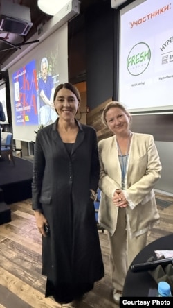 Ольга Бычкова и руководительница ярмарки Александра Вахрушева.