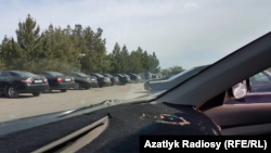 Türkmenabat şäheriniň polisiýa departamentiniň duralgasynda saklanýan gara reňkdäki awtoulaglar.