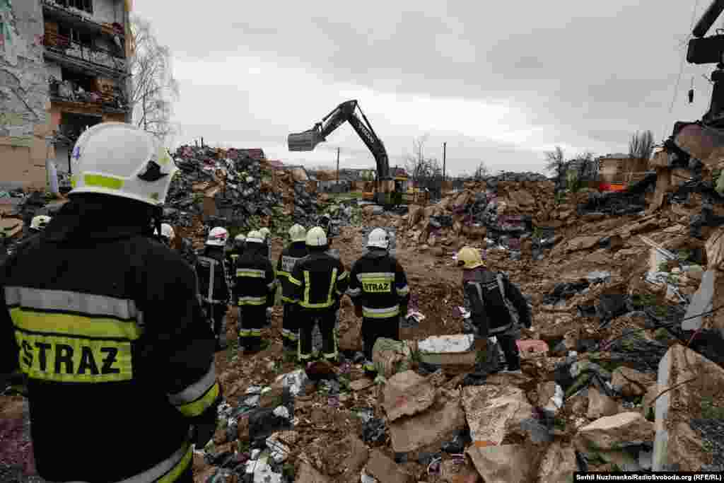 Рятувальники продовжують розбирати завали знищених будинків, квітень 2022 року / Праворуч – фото від квітня 2025 року. На місці знищеного будинку будівельники готують фундамент майбутнього будинку, активна фаза відновлення Бородянки розпочалася з другої половини 2024 року