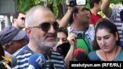 Алик Енигомшян на брифинге с журналистами недалеко от захваченного группой «Сасна црер» здания полиции в Ереване. 19 июля 2016 г.