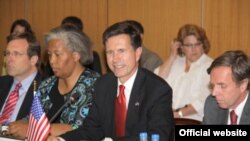 ABŞ-nyň Döwlet sekretarynyň Günorta we Merkezi Aziýa meseleleri boýunça kömekçisi Robert Bleýk ýyllyk ikitaraplaýyn konsultasiýalaryň açylyşynda cykyş edýär, 14-nji iýun, 2010-njy ýyl. Surata düşüren: ABŞ-nyň Aşgabatdaky ilçihanasy.