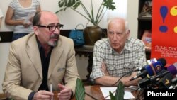 Президент международного кинофестиваля «Золотой абрикос» Арутюн Хачатрян (слева) и директор программ Микаел Стамболцян на пресс-конференции, Ереван, 15 июня 2015 г.