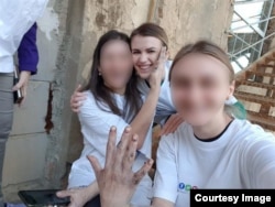 Наталія з колегами на роботі в друкарні