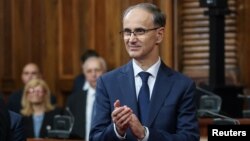 Джуро Мацут ръкопляска след церемонията по полагане на клетва в сръбския парламент, 16 април 2025 г.