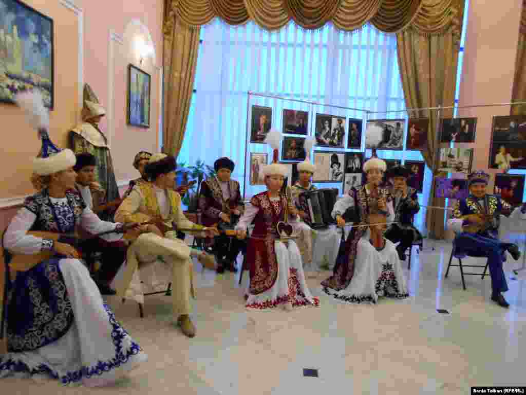 Участники V международного театрального фестиваля. Актау, 25 октября 2014 года. 