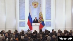 Orsýetiň prezidenti Wladimir Putin söz sözleýär. 