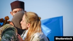 Православний священник благословляє бійців-добровольців. Маріуполь, 9 вересня 2014 року