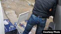 Молдавский предприниматель торгует посудой на улице в Ташкенте.