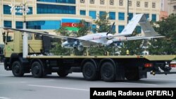 Ադրբեջան - Թուրքական արտադրության «Բայրաքթար» անօդաչու թռչող սարքը Բաքվում զորահանդեսի ժամանակ, 8-ը դեկտեմբերի, 2020թ.